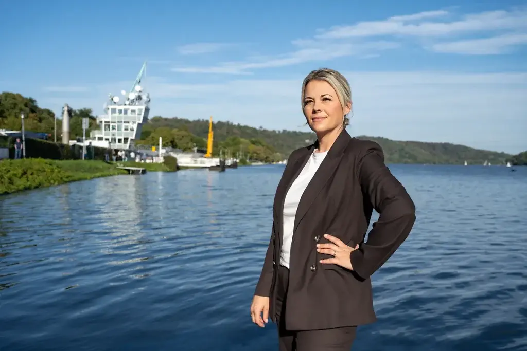 Shary Veldhoen in Essen Bredeney auf dem Etuf Gelände mit dem Baldeneysee im Hintergrund